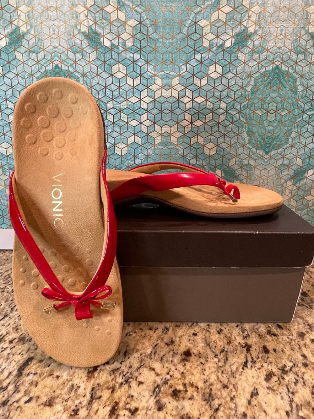 VIONIC NIB Red Patent Bow Thong Sandals
